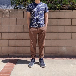 Какие кроссовки носить с коричневыми брюками чинос