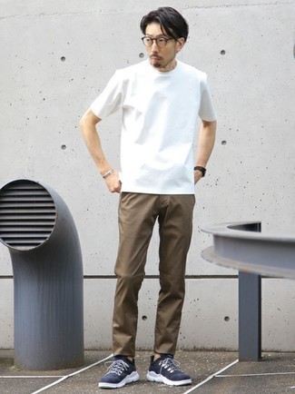 Какие кроссовки носить с коричневыми брюками чинос