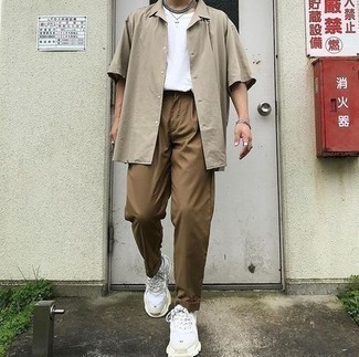 Какие кроссовки носить с коричневыми брюками чинос