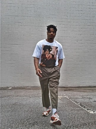 Какие кроссовки носить с коричневыми брюками чинос