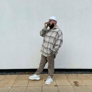 Какие кроссовки носить с коричневыми брюками чинос