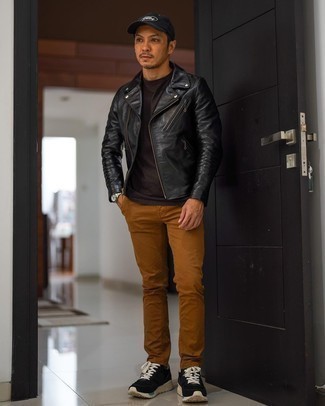 Какие кроссовки носить с коричневыми брюками чинос