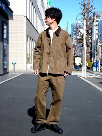 Как носить коричневые брюки чинос с черными кожаными ботинками дезертами