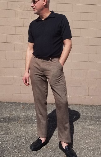 Как носить коричневые брюки чинос с черными кожаными лоферами