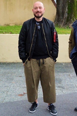 Какие бомберы носить с коричневыми брюками чинос