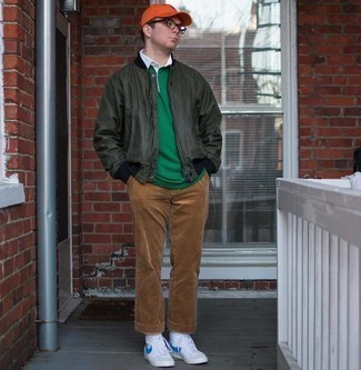 Какие бомберы носить с коричневыми брюками чинос