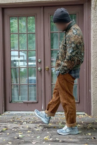 Какие бомберы носить с коричневыми брюками чинос