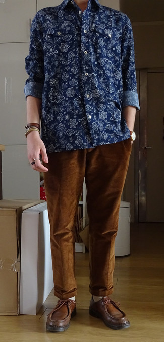 Как носить коричневые брюки чинос с коричневыми кожаными ботинками дезертами