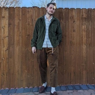 Как носить коричневые брюки чинос с коричневыми кожаными лоферами