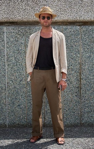 Как носить коричневые брюки чинос с коричневыми кожаными сандалиями