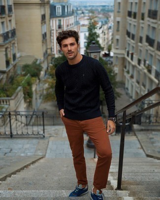 Какие вязаные свитера носить с коричневыми брюками чинос