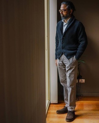 Какие кардиганы носить с коричневыми брюками чинос