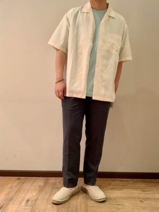 Какие эспадрильи носить с коричневыми брюками чинос