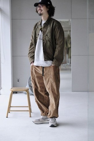 Как носить коричневые брюки чинос с серыми кроссовками