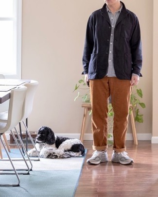 Как носить коричневые брюки чинос с серыми кроссовками