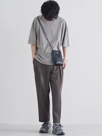 Как носить коричневые брюки чинос с серыми кроссовками