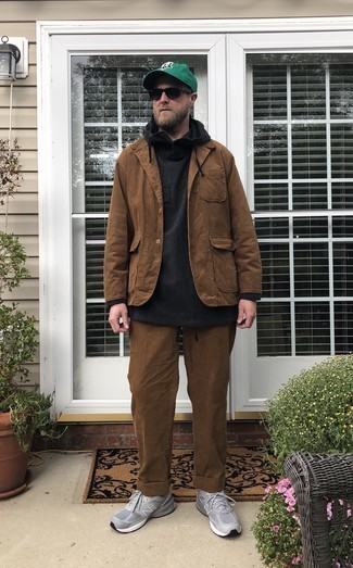 Какой худи носить с коричневыми брюками чинос