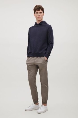 Какой худи носить с коричневыми брюками чинос