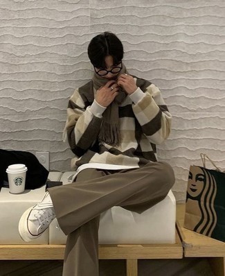 С чем носить коричневые брюки чинос