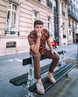 С чем носить коричневые брюки чинос в 30 лет