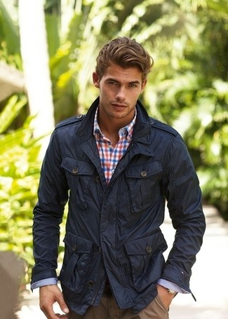 С чем носить коричневые брюки чинос в стиле смарт-кэжуал