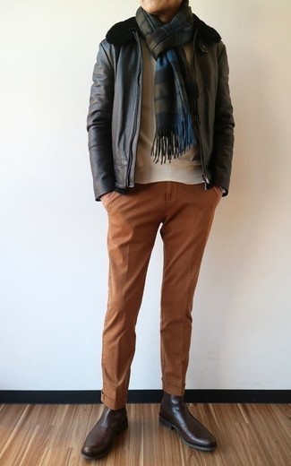С чем носить коричневые брюки чинос в холод