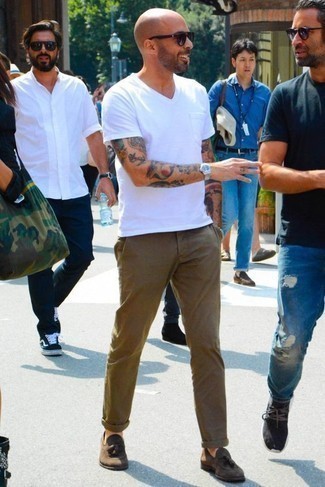 С чем носить коричневые брюки чинос в жару