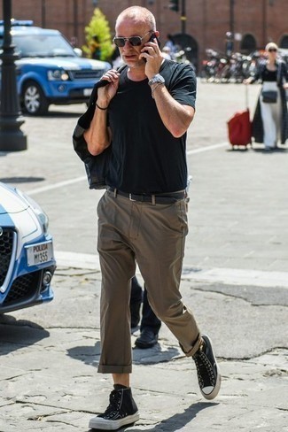 С чем носить коричневые брюки чинос в жару