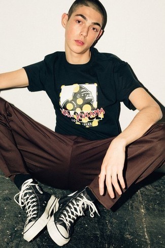 С чем носить коричневые брюки чинос подросткам