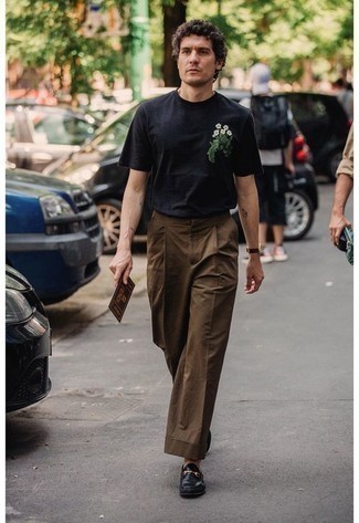 С чем носить коричневые брюки чинос в жару