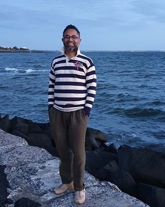 С чем носить коричневые брюки чинос за 50 лет