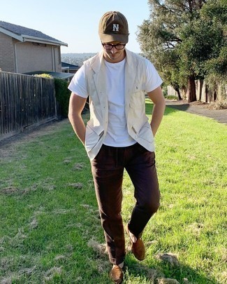 С чем носить коричневые брюки чинос в теплую погоду