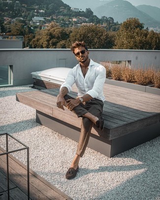 С чем носить коричневые брюки чинос в жару