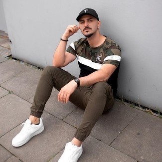 С чем носить коричневые брюки чинос в жару