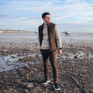 С чем носить коричневые брюки чинос в теплую погоду