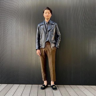 С чем носить коричневые брюки чинос в теплую погоду