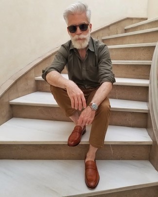 С чем носить коричневые брюки чинос в теплую погоду