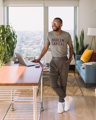 С чем носить коричневые брюки чинос в жару