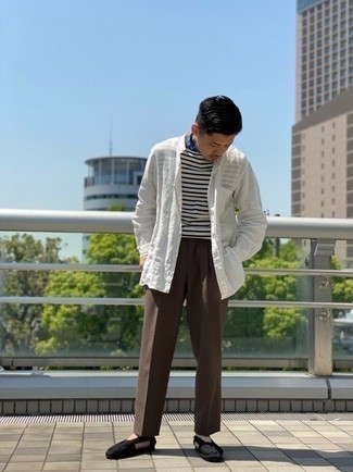 С чем носить коричневые брюки чинос в спортивном стиле