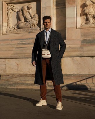 С чем носить коричневые брюки чинос в холод