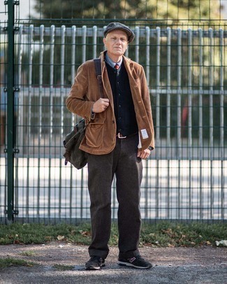 С чем носить коричневые брюки чинос за 50 лет