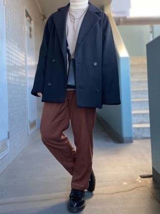 С чем носить коричневые брюки чинос в холод