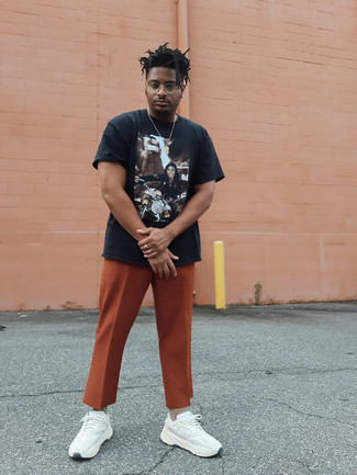 С чем носить коричневые брюки чинос в спортивном стиле