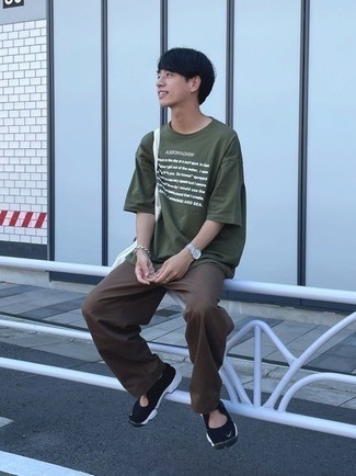 С чем носить коричневые брюки чинос в спортивном стиле