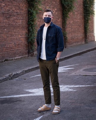 С чем носить коричневые брюки чинос в спортивном стиле