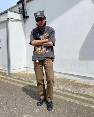 С чем носить коричневые брюки чинос в жару