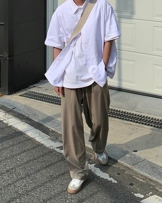 Какие низкие кеды носить с коричневыми брюками чинос