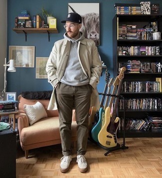 Какие низкие кеды носить с коричневыми брюками чинос