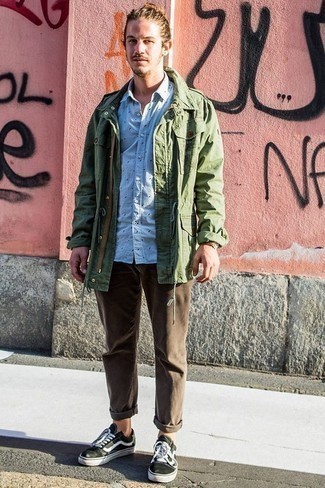 Какие низкие кеды носить с коричневыми брюками чинос