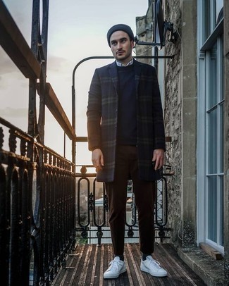 Какие низкие кеды носить с коричневыми брюками чинос